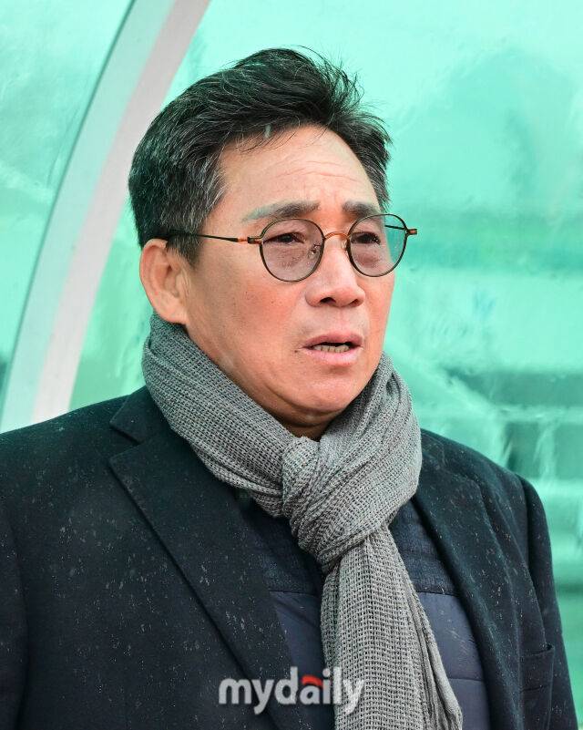 2026년 2월 24일 경상남도 통영공설운동장에서 '약속의 땅 통영, 제62회 춘계대학축구연맹전' 한산대첩기 결승, 경희대학교와 연세대학교의 경기가 열렸다.경희대 김광진 감독이 경기를 지켜보고 있다./통영공설운동장=유진형 기자