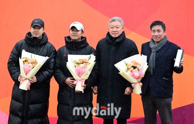 2026년 2월 24일 경상남도 통영공설운동장에서 '약속의 땅 통영, 제62회 춘계대학축구연맹전' 한산대첩기 결승, 경희대학교와 연세대학교의 경기가 열렸다.준우승을 차지한 경희대 김광진 감독이 우수 지도자상을 수상하고 있다./통영공설운동장=유진형 기자