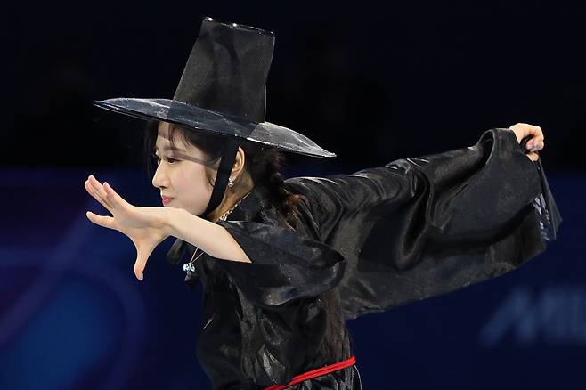 지난 21일(현지시간) 이탈리아 밀라노 아이스스케이팅 아레나에서 열린 2026 밀라노ㆍ코르티나담페초 동계올림픽 피겨스케이팅 갈라쇼에서 이해인이 넷플릭스 케이팝데몬헌터스 삽입곡 ‘유어 아이돌’(Your Idol)‘에 맞춰 연기를 펼치고 있다. [연합]