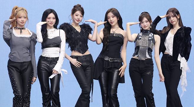 그룹 아이브(IVE)가 23일 서울 광진구 예스24라이브홀에서 열린 두 번째 정규앨범 ‘리바이브 플러스’(REVIVE+) 언론 공개회에서 포즈를 취하고 있다. [연합]