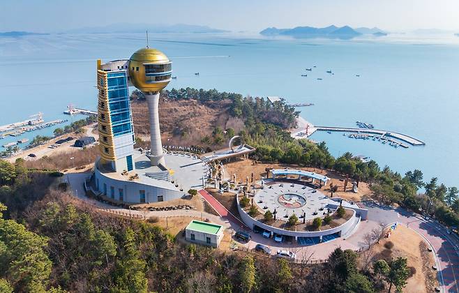 우리 영토의 중심선 동경 126도의 남쪽 출발점에 세워진 126타워.