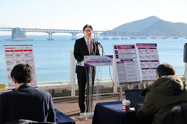 박형준 부산시장이 지난해 12월4일 부산 수영구 생활문화센터에서 외국인 관광객 500만시대 기자설명회를 하고 있다. [부산시 제공]