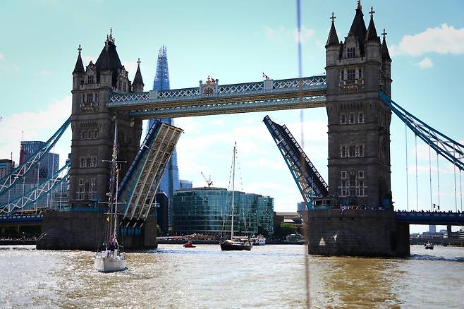 영국 런던의 명물 타워브리지 밑으로 배들이 지나가고 있다. 이 다리는 상판이 들어올려지는 도개교다.  [게티이미지]