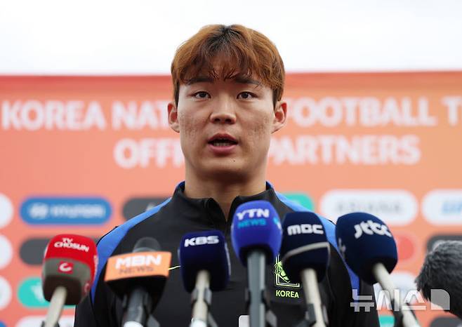 [고양=뉴시스] 김진아 기자 = 대한민국 축구대표팀 오현규가 12일 경기 고양종합운동장 보조구장에서 파라과이전 대비 훈련에 앞서 취재진의 질문에 답하고 있다. 2025.10.12. bluesoda@newsis.com