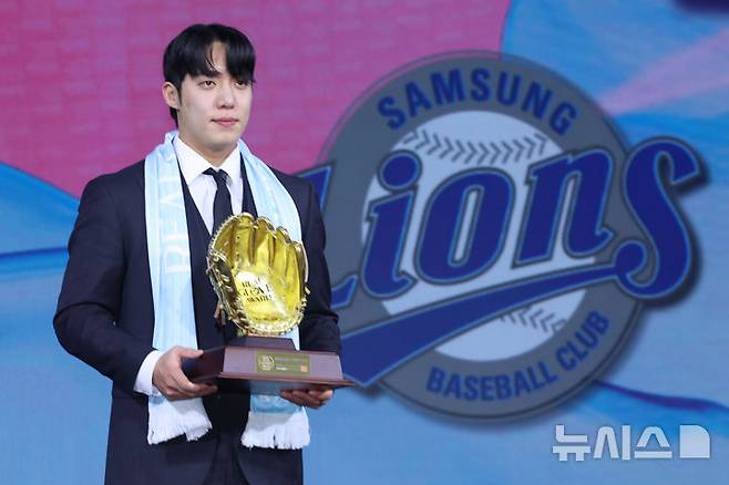 [서울=뉴시스] 권창회 기자 = 1일 서울 광진구 그랜드 워커힐 서울에서 열린 '2025 컴투스프로야구 리얼글러브 어워드'에서 선발투수상을 수상한 삼성라이온즈 원태인이 기념촬영을 하고 있다. 리얼글러브 어워드는 한국 프로야구 선수들이 직접 투표를 통해 동료 선수들의 활약을 평가하고 각 포지션별 최고의 선수를 선정하는 국내 유일의 선수 주도형 시상식이다. 2025.12.01. kch0523@newsis.com