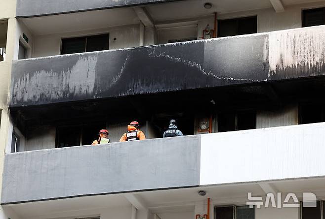 [서울=뉴시스] 최진석 기자 = 24일 서울 대치동 은마아파트 화재현장으로 화재감식 대원이 들어가고 있다. 2026.02.24. myjs@newsis.com