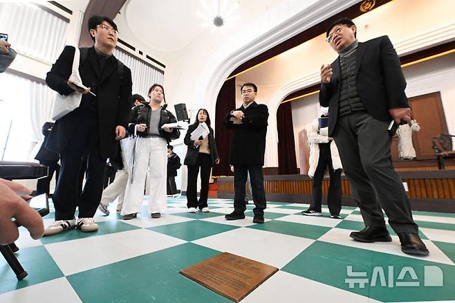 [광주=뉴시스] 이영주 기자 = 24일 오전 광주 동구 옛 전남도청 회의실 2층 강당에 5·18민주화운동 당시 시민군 대변인이었던 고(故) 윤상원 열사의 명패가 설치돼있다. 명패가 설치된 곳은 5·18 직후 윤 열사의 시신이 발견된 곳이다. 2026.02.24. leeyj2578@newsis.com