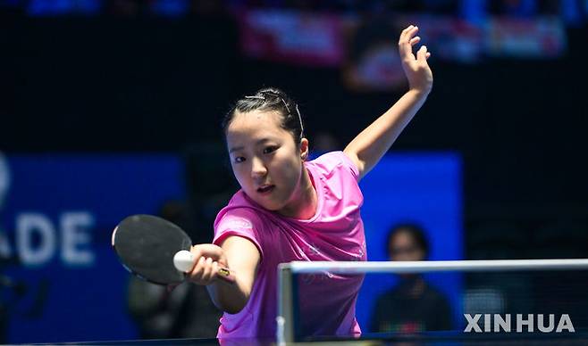 [하이커우=신화/뉴시스] 신유빈이 7일(현지 시간) 중국 하이난성 하이커우 우안리버 체육관에서 열린 2026 국제탁구연맹(ITTF)-아시아탁구연맹(ATTU) 아시안컵 여자 단식 8강전에서 왕만위(중국)와 경기하고 있다. 신유빈이 2-4(1-11 3-11 13-11 5-11 14-12 5-11)로 패해 4강에 오르지 못했다. 2026.02.08.