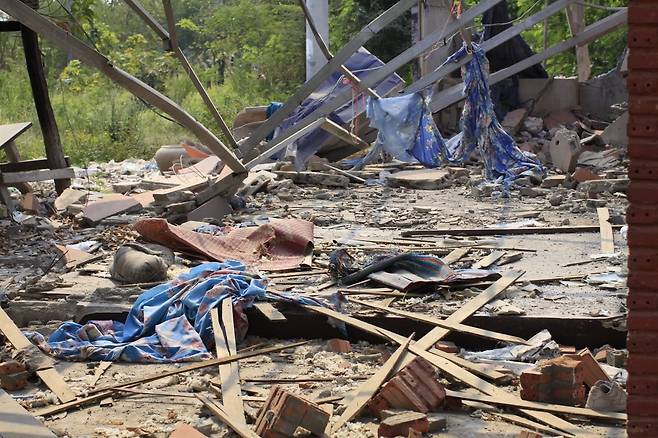 캄보디아 반테만체이주 국경 마을 주택. 타이군의 포격으로 집이 완전히 파괴됐다.(사진: 이슬기)