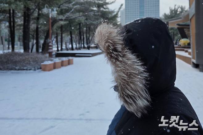 대설이 내린 24일 대전 서구 둔산동에서 한 시민이 두꺼운 점퍼와 모자를 쓴 채 걷고 있다. 박우경 기자