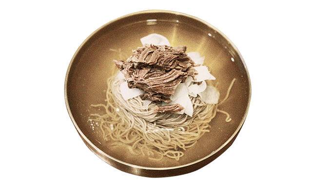 ‘평양식당’의 냉면 속 삶은 고기.