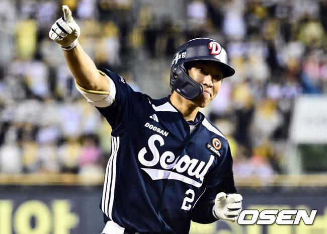 [OSEN=잠실, 조은정 기자]6일 오후 서울 잠실구장에서 ‘2025 신한 SOL Bank KBO리그’ LG 트윈스와 두산 베어스의 경기가 열렸다.LG는 최채흥, 두산은 콜어빈을 선발로 내세웠다.8회초 2사 1루 두산 김민석이 다시 앞서가는 투런 홈런을 날린 뒤 베이스를 돌고 있다. 2025.08.06 /cej@osen.co.kr