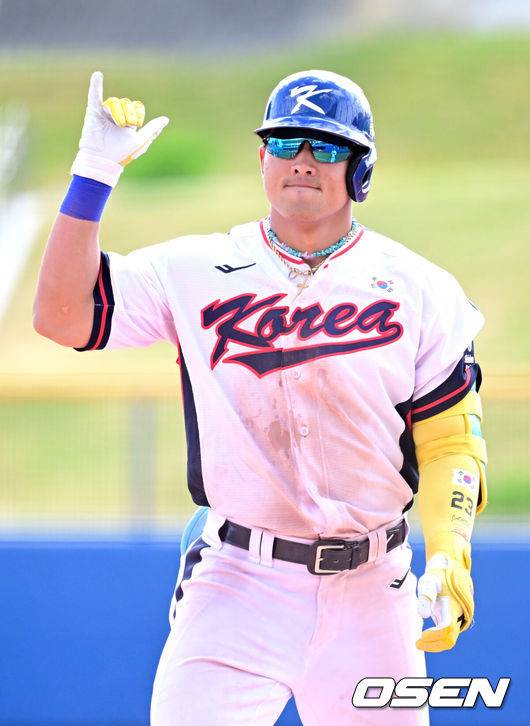 [OSEN=오키나와(일본), 최규한 기자] 2026 WBC(월드베이스볼클래식)를 준비하는 대한민국 야구 대표팀이 24일 일본 오키나와 가데나 야구장에서 프로야구 KIA 타이거즈와 연습경기를 펼쳤다. 야구 대표팀은 오키나와에서 국내 팀들과 6차례 연습경기를 치르며 전력을 끌어올릴 예정이다.2회말 2사 1루 상황 대표팀 안현민이 안타를 날리고 1루에 안착해 기뻐하고 있다. 2026.02.24 / dreamer@osen.co.kr