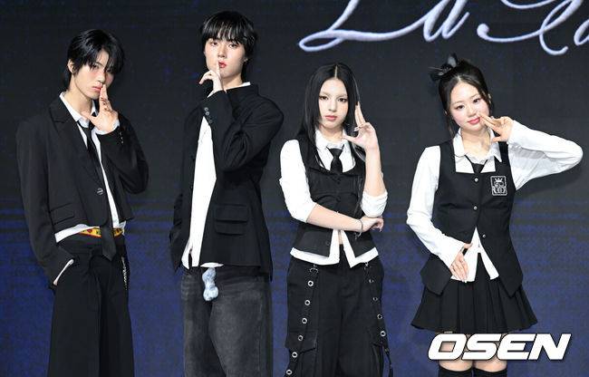 [OSEN=조은정 기자]초코엔터 패밀리 앨범 ‘ChoCo La Familia(초코 라 파밀리아)’ 쇼케이스가 24일 서울 마포구 쇼킹케이팝센터에서 열렸다.‘초코 라 파밀리아’는 가수 겸 음악 프로듀서&nbsp;조PD가 이끄는 초코엔터테인먼트의 패밀리 앨범이다. 앨범에는 더블 타이틀곡 ‘김미’와 ‘프렌지’(FRENZY)를 비롯해 ‘왓츠 유얼 위시’(What‘s Your Wish), ’짠‘(ZZAN), ’온 더 스트릿‘(On The Street) 등 5곡을 수록했다. 앨범 전곡 음원은 오는 24일 오후 6시 각종 온라인 음원사이트를 통해 발매한다.초코원X초코투가 포즈를 취하고 있다. 2026.02.24 /cej@osen.co.kr