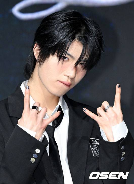 [OSEN=조은정 기자]초코엔터 패밀리 앨범 ‘ChoCo La Familia(초코 라 파밀리아)’ 쇼케이스가 24일 서울 마포구 쇼킹케이팝센터에서 열렸다.‘초코 라 파밀리아’는 가수 겸 음악 프로듀서&nbsp;조PD가 이끄는 초코엔터테인먼트의 패밀리 앨범이다. 앨범에는 더블 타이틀곡 ‘김미’와 ‘프렌지’(FRENZY)를 비롯해 ‘왓츠 유얼 위시’(What‘s Your Wish), ’짠‘(ZZAN), ’온 더 스트릿‘(On The Street) 등 5곡을 수록했다. 앨범 전곡 음원은 오는 24일 오후 6시 각종 온라인 음원사이트를 통해 발매한다.초코원 염예찬이 포즈를 취하고 있다. 2026.02.24 /cej@osen.co.kr