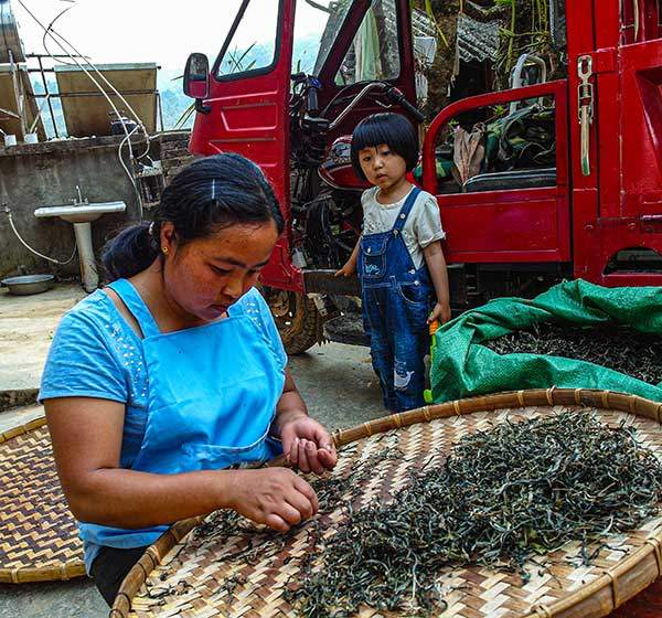 바쁜 어른들 틈에 외딴섬이 된 아이.