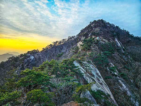 지나온 천태산을 뒤돌아보니, 바위 암릉이며 그 위세가 대단하다.