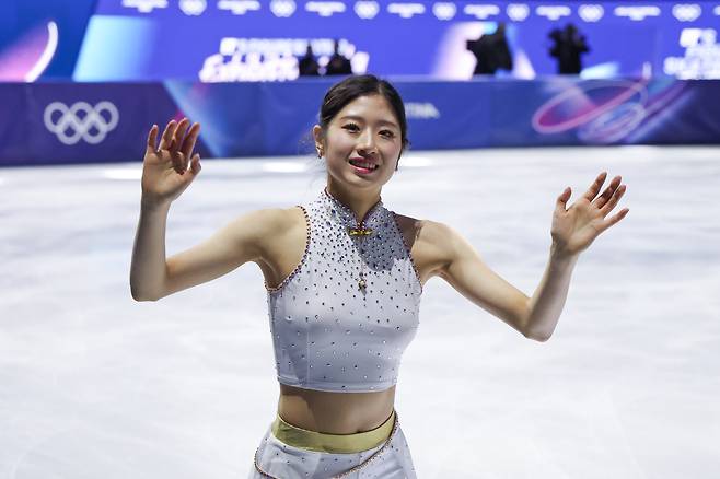 이해인이 21일 이탈리아 밀라노 아이스스케이팅 아레나에서 열린 2026 밀라노·코르티나담페초 동계올림픽 피겨스케이팅 갈라쇼가 끝난 뒤 관중에 손을 흔들고 있다. 밀라노=연합뉴스