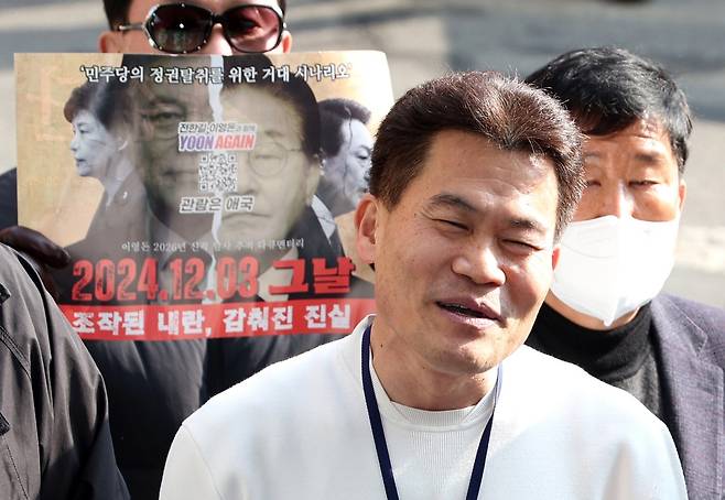 지난 12일 한국사 강사 출신 유튜버 전한길 씨가 서울 동작경찰서에 피의자 신분으로 출석하고 있다. 뉴시스