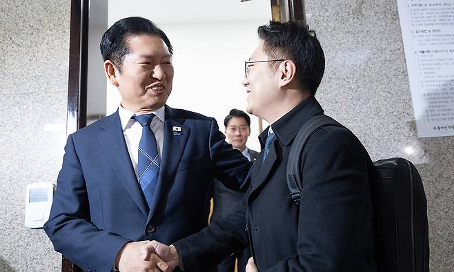 정청래 더불어민주당 대표가 24일 서울 여의도 국회에서 김남준 전 청와대 대변인과 면담을 마치고 배웅하고 있다. 뉴스1