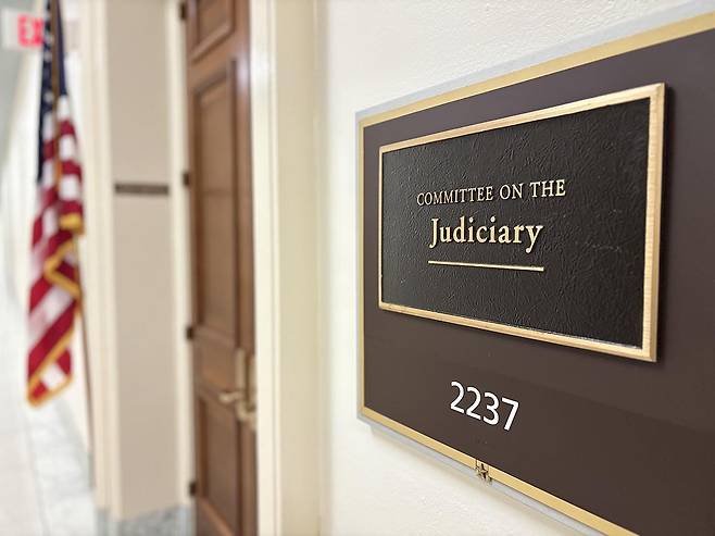 미국 하원 법사위원회가 해롤드 로저스 쿠팡 한국법인 임시대표를 불러 쿠팡 사태 관련 비공개 증언청취(deposition)를 진행한 23일(현지 시간) 워싱턴DC 연방하원 건물인 레이번 빌딩 법사위 사무실 현판이 보이고 있다. 뉴시스