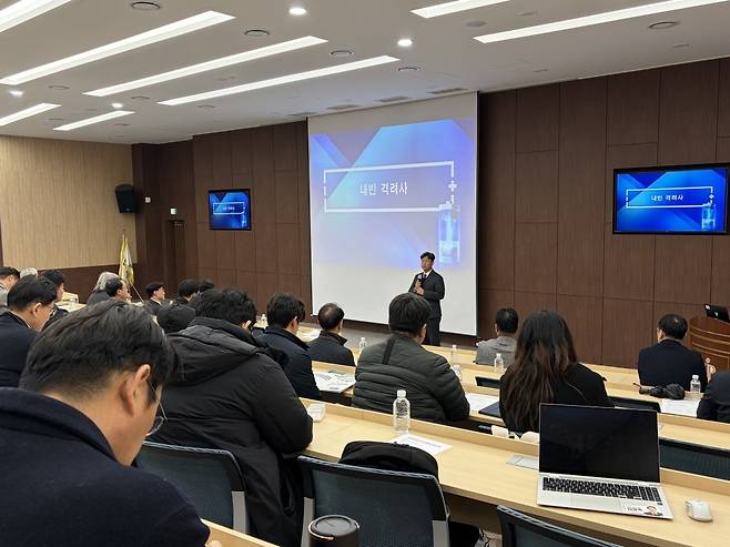 포항시는 신년을 맞아 24일 포항테크노파크에서 ‘경북 포항 이차전지산업 기업협의회 신년교류회’를 개최한 가운데 이상엽 일자리경제국장이 인사말을 하고 있다.