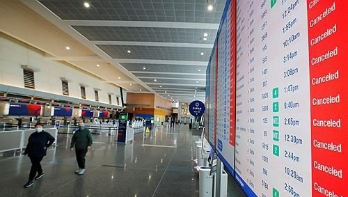 항공편 결항 알리는 보스턴 로건 국제공항의 전광판. 로이터 연합뉴스