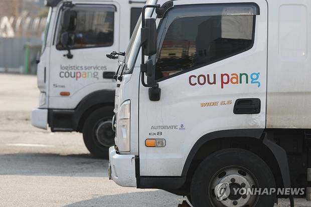 쿠팡 물류센터에 주차된 배송 차량. 연합뉴스