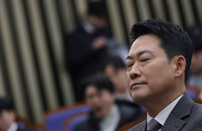 장동혁 국민의힘 대표가 지난 2월23일 국회에서 열린 의원총회에서 송언석 원내대표의 발언을 경청하고 있다. ⓒ 연합뉴스