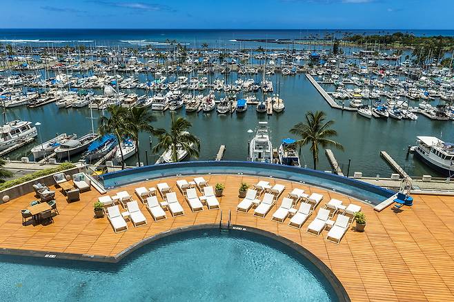 오아후 최대 규모의 인피니티 풀을 보유한 프린스 와이키키. 사진제공|팜투어