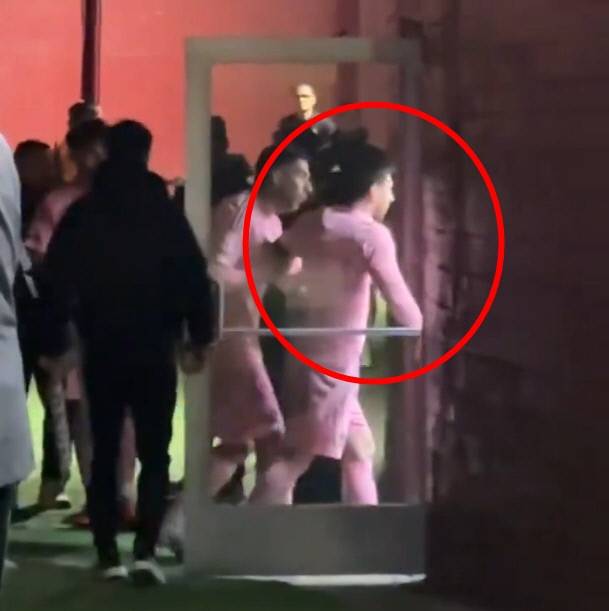 심판실 난입 시도 의혹을 받았던 리오넬 메시(빨간색 동그라미 안)와 그를 말리는 루이스 수아레스.  인터 마이애미 뉴스 허브 SNS 캡처