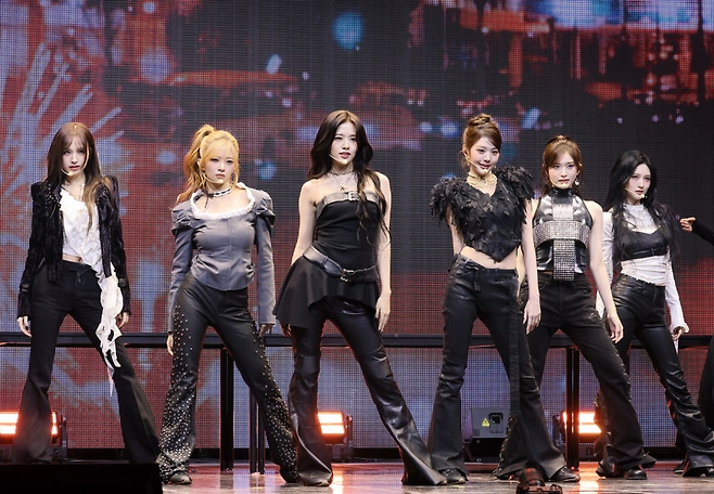 아이브가 23일 예스24라이브홀에서 열린 두 번째 정규앨범 ‘리바이브 플러스’(REVIVE+) 언론 공개회에서 타이틀 곡 ‘블랙홀’을 선보이고 있다. 연합뉴스