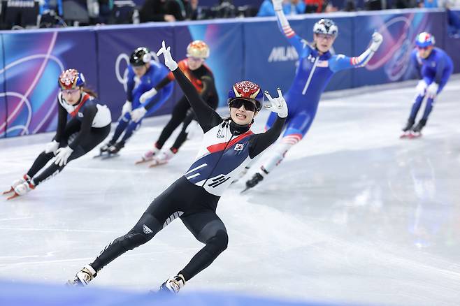 김길리가 지난 21일 이탈리아 밀라노 아이스스케이팅 아레나에서 열린 쇼트트랙 여자 1500m에서 금메달을 확정지은 뒤 세리머니를 하고 있다. 밀라노 | 연합뉴스