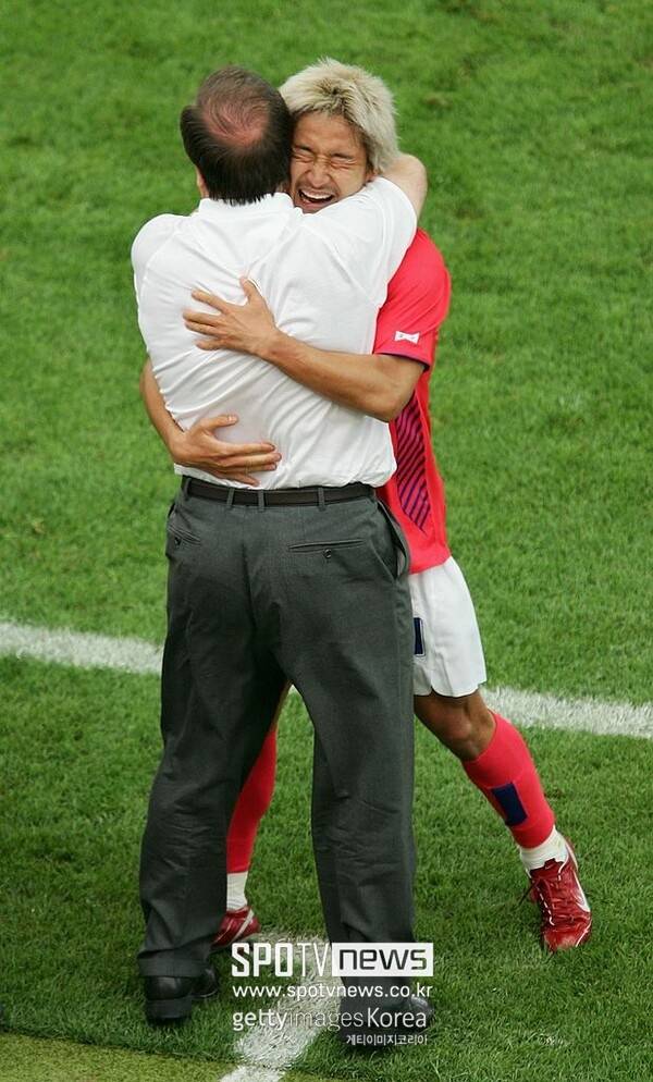 ▲ 2006 독일 월드컵에서 한국 축구에 원정 사상 첫 승을 안겼던 딕 아드보카트(흰색 셔츠 입은 이) 감독이 자신의 통산 3번째 월드컵을 눈앞에 두고 물러났다.