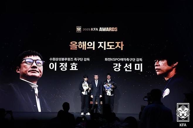 ▲ 이강인은 24일 충남 천안 코리아풋볼파크에서 열린 2025 대한축구협회(KFA) 어워즈에서 남자부 올해의 선수상을 받았다. 여자부 올해의 선수는 장슬기에게 영광이 돌아갔다. 올해의 지도자는 이정효 감독과 강선미 감독이다. ⓒ 대한축구협회