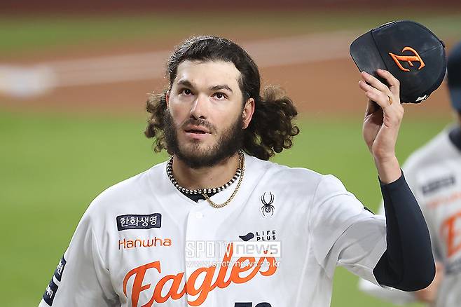 ▲ 한화에서 인생의 터닝포인트를 마련한 코디 폰세는 동료들과 구단, 그리고 팬들에게 재차 감사 인사를 남겼다 ⓒ곽혜미 기자