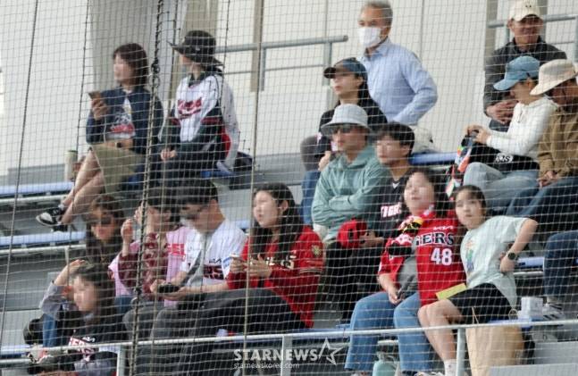 WBC 한국 야구 대표팀이 24일 일본 오키나와현 카데나 야구장에서 KIA 타이거즈와 연습경기를 가졌다.  KIA 응원단이 열띤 응원을 펼치고 있다. /사진=김진경 대기자