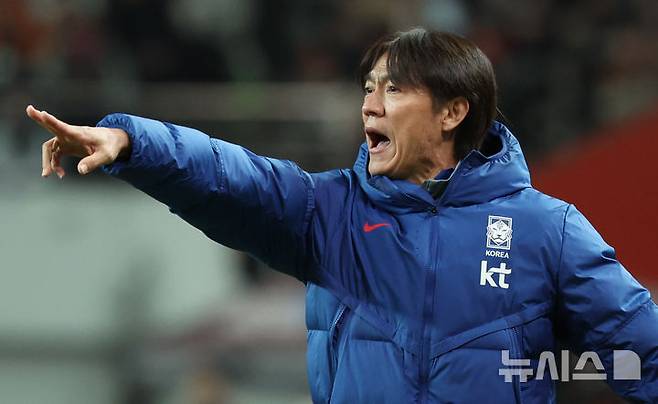 홍명보 한국 축구대표팀 감독이 지난 2025년 11월 18일 서울월드컵경기장에서 열린 대한민국 대 가나의 평가전에서 선수들을 향해 지시하고 있다. /사진=뉴시스