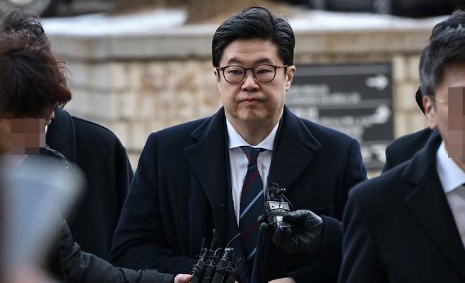 지난 1월 13일 영장실질심사에 참석 중인 김병주 MBK파트너스 회장. 이 영장은 기각됐다. [사진｜뉴시스]