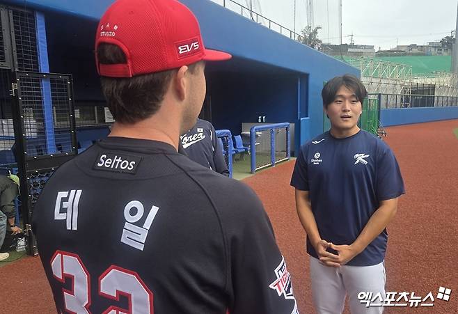 KIA 타이거즈 내야수 제리드 데일이 24일 일본 오키나와 가네다 구장에서 열린 2026 WBC 대표팀과의 연습경기 종료 후 김택연과 만나 자신의 타구에 부상을 입을뻔 했던 부분에 대해 사과했다. 사진 김지수 기자