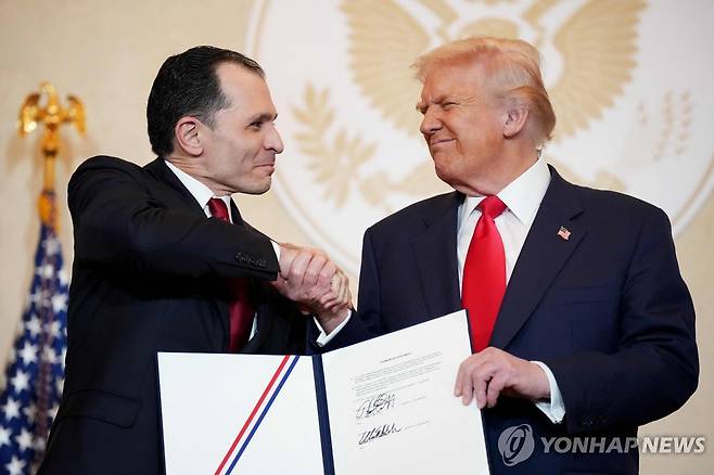 일본 투자 유치한 美기업 CEO와 트럼프 미국 기업 엔트라1 에너지의 최고경영자 와디 하부쉬와 도널드 트럼프 미국 대통령이 2025년 10월 28일(현지시간) 일본 도쿄에서 열린 양해각서(MOU) 체결식 서명 후 악수하고 있다. [AFP 연합뉴스 자료사진. 재판매 및 DB 금지]