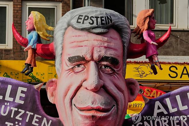 엡스타인 풍자 조형물(독일 뒤셀도르프 카니발) [AP 연합뉴스 자료사진. 재판매 및 DB 금지]