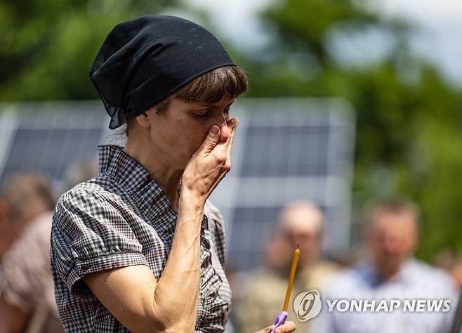 러-우 전쟁에 남편 잃은 우크라이나 나탈리씨  눈물 나탈리아 씨의 남편 세르게이 모졸 씨는 동네를 지키기 위한 정찰 업무를 자원했다가 전사했다. 그는 두 딸의 아버지로, 단란한 가정의 가장이자 보석 관련 사업가였다.
[황광모 기자]