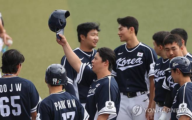 노시환, 만점 활약 (가데나[일본 오키나와현]=연합뉴스) 이진욱 기자 = 23일 일본 오키나와현 가데나의 가데나 구장에서 열린 2026 월드베이스볼클래식(WBC) 대한민국 야구대표팀과 한화의 연습경기에서 투런 홈런을 친 노시환이 경기 후 팬들에게 인사하고 있다. 2026.2.23 cityboy@yna.co.kr