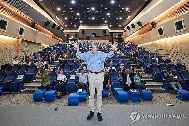 울주영화제서 '세계적 산악인 라인홀트 메스너와' (울산=연합뉴스) 국내 유일 국제산악영화제인 제10회 울산울주세계산악영화제가 26일부터 30일까지 울산 울주군에서 열리고 있다. 사진은 세계적 산악인 라인홀트 메스너가 영화제를 방문해 자신의 영화 상영 시간에 관객들과 이야기를 나누는 등 함께 한 모습. 2025.9.28 [울산울주세계산악영화제 제공.재판매 및 DB 금지] young@yna.co.kr