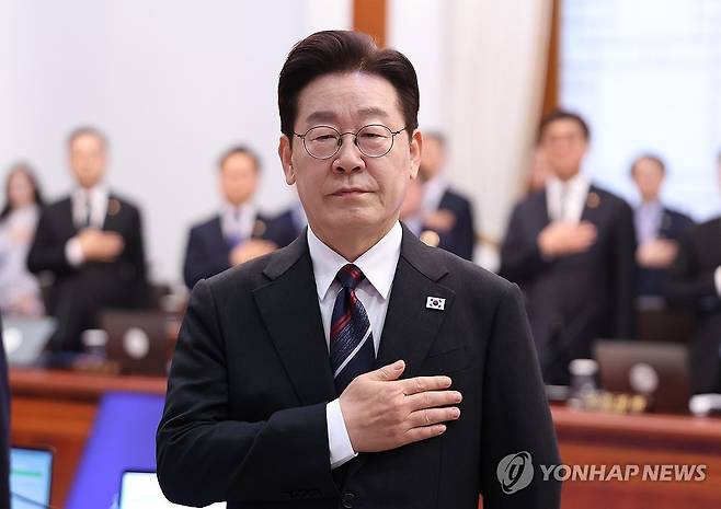 국기에 경례하는 이재명 대통령 (서울=연합뉴스) 한상균 기자 = 이재명 대통령이 24일 청와대에서 열린 국무회의에서 국기에 경례하고 있다. 2026.2.24 [청와대통신사진기자단] xyz@yna.co.kr