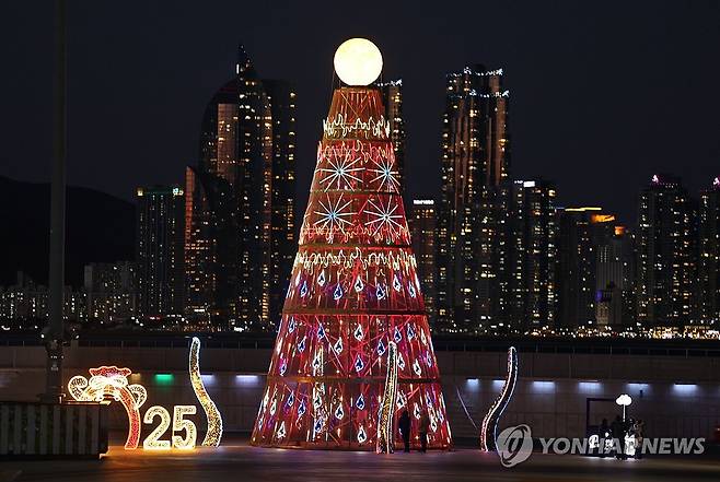 정월대보름 앞두고 친환경 LED달집 점등 [연합뉴스 자료사진]
