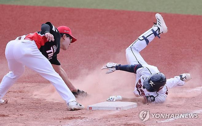 김주원, 적시타 뒤 간신히 세이프 (가데나[일본 오키나와현]=연합뉴스) 이진욱 기자 = 24일 일본 오키나와현 가데나의 가데나 구장에서 열린 2026 월드베이스볼클래식(WBC) 대한민국 야구대표팀과 KIA 타이거즈 연습경기. 
    대표팀 김주원이 3회말 2사 2, 3루 때 우전 안타를 친 뒤 2루로 향하려다 공이 송구 되자 1루로 되돌아오며 세이프되고 있다. 2026.2.24 cityboy@yna.co.kr