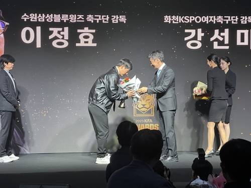 이정효 감독에게 시상하는 정몽규 대한축구협회 회장 [촬영=안홍석]