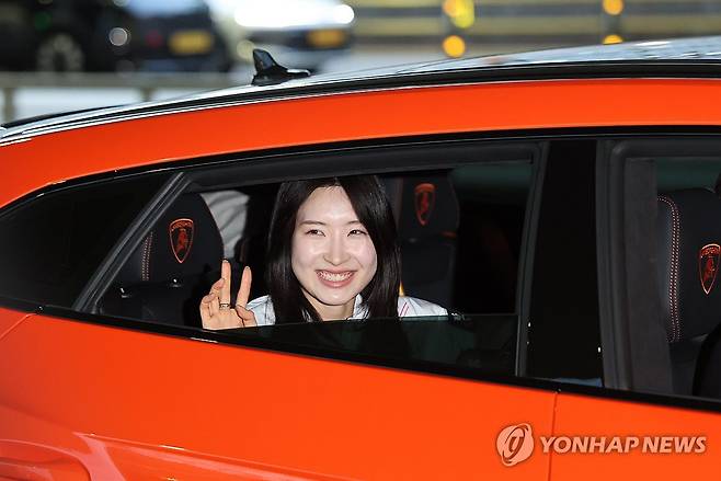 '람보르길리' 김길리, 스포츠카 타고 집으로 (영종도=연합뉴스) 서대연 기자 = 2026 밀라노-코르티나담페초 동계올림픽 쇼트트랙 2관왕 김길리가 24일 인천국제공항 제2여객터미널을 통해 귀국 뒤 스포츠카를 타고 공항을 출발하고 있다. 
    김길리는 이번 대회에서 지칠 줄 모르는 체력과 폭발적인 가속력을 뽐내며 스포츠카 이름에 빗대어 '람보르길리'라는 별명을 얻은 바 있다. 2026.2.24 dwise@yna.co.kr